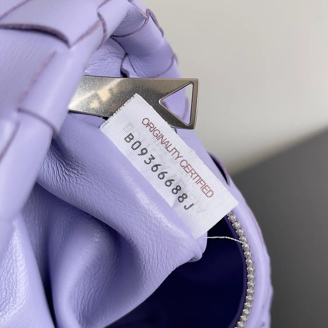 Batch 1120 Bottega veneta͙.——- The latest woven knotted hobo🔥 The top-grade lambskin leather is very soft, the bag shape is unique, practical and durable. It retains the traditional woven elements while being a little more flamboyant ~ Made of hand-woven sheepskin, zipper opening and closing, curved seamless structure, effortless to match. Highly recommended⚠️⚠️⚠️ The most high-end in the market🌈 Welcome to compare [Factory complete package] size: 23x15x5cm.   Model: 651876